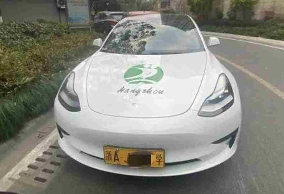 特斯拉教练车现身 教练：学费五千多 供学员提前适应电车