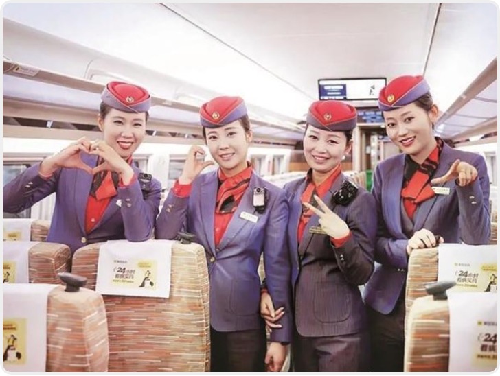 西延高铁首发乘务组亮相