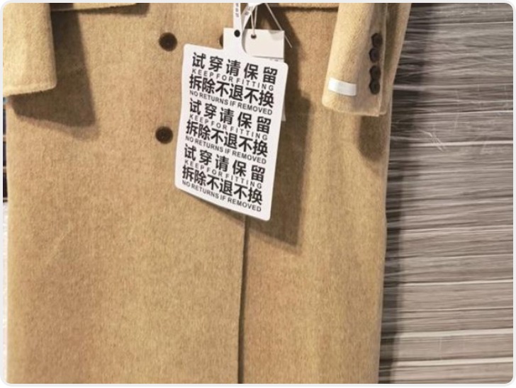 “比脸还大”的巨型吊牌走红 消费者买账吗？