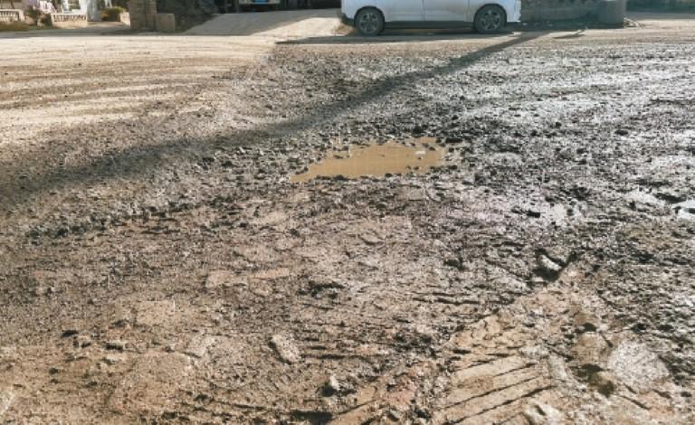 坑洼路成“绊脚路”泥水四溅出行难 村民期盼相关部门尽快维修