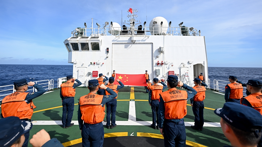 中国海警在黄岩岛海域缅怀先烈