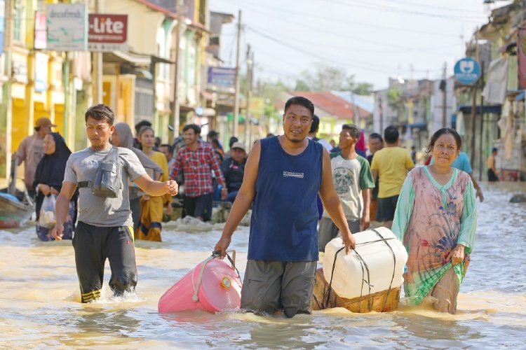 苏门答腊洪灾：千人死亡、毁林恶果、华人自救与亚齐海啸创伤