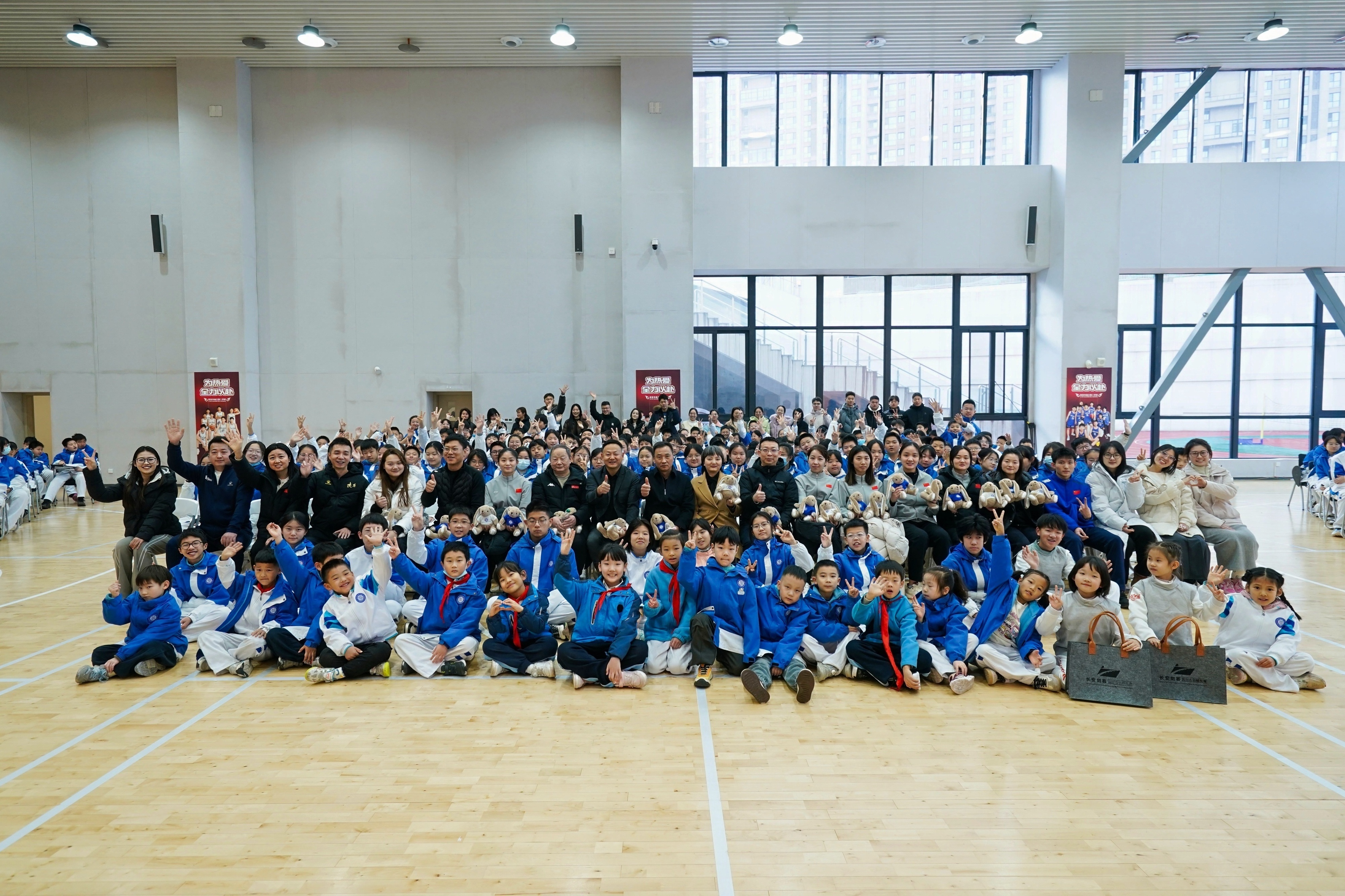 剑耀校园润童心 榜样力量励成长｜“冠军校园行”活动为击剑少年注入奋进动能