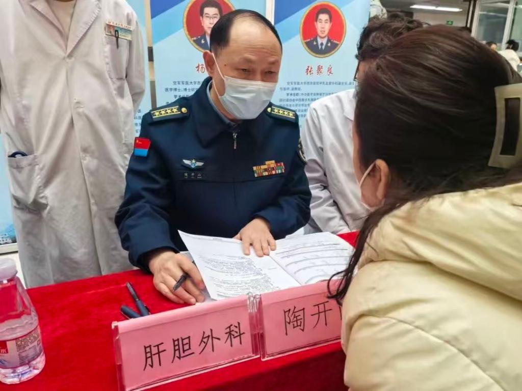 西京医院专家团队在延安大学附属医院开展惠民义诊。