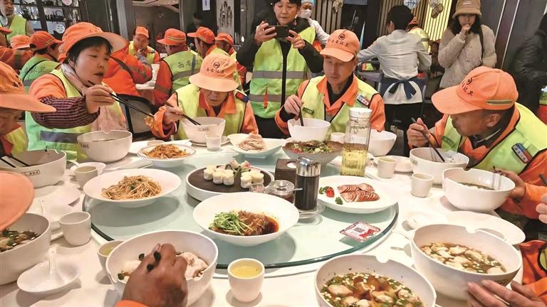 西安百名环卫工人享用暖心水饺