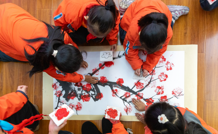 烙铁版画进课堂 美育创新润童心