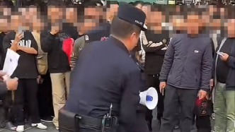 瑞丽通报消费者购买翡翠后采取极端方式维权：已达成解决方案