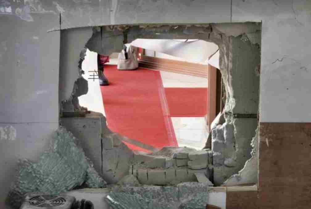 金店墙体惊现盗洞 男子将170万元黄金藏祖坟墓碑后