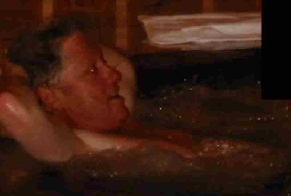 克林顿与爱泼斯坦案受害者共浴照片披露：坐在浴缸里