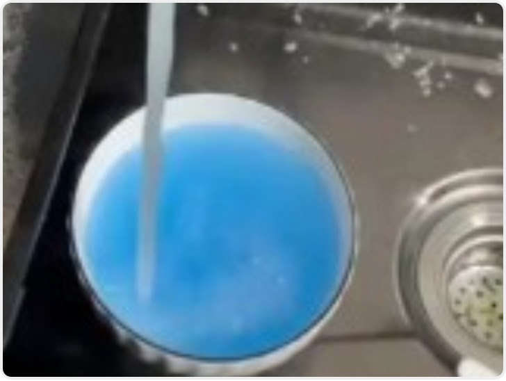 遵义通报一小区自来水变蓝事件：疑在内部管网中发生异常 