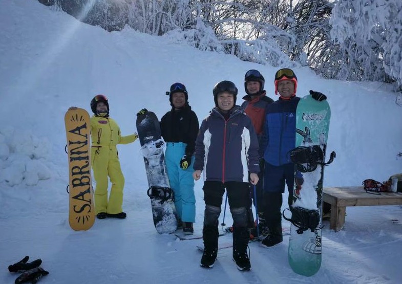 “65岁以上免费滑雪”引热议  老年人该不该体验滑雪