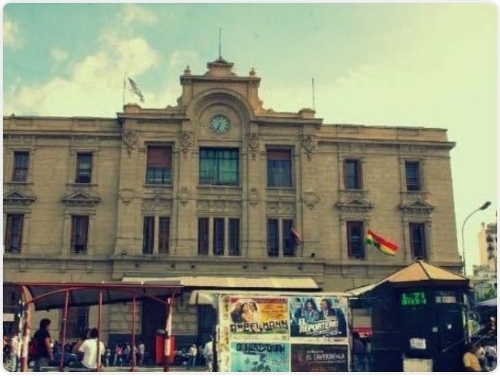 中国公民遭数名蒙面持枪歹徒拦车抢劫 腿部中枪 使馆发布提醒