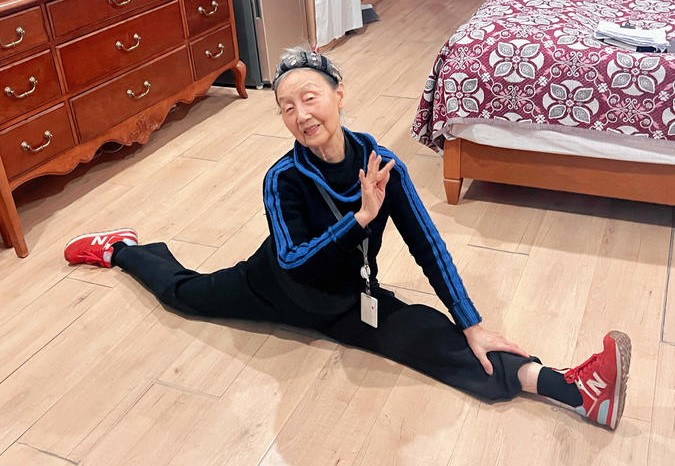 89岁了还能下“一字马”  入住养老院依然义务教舞蹈