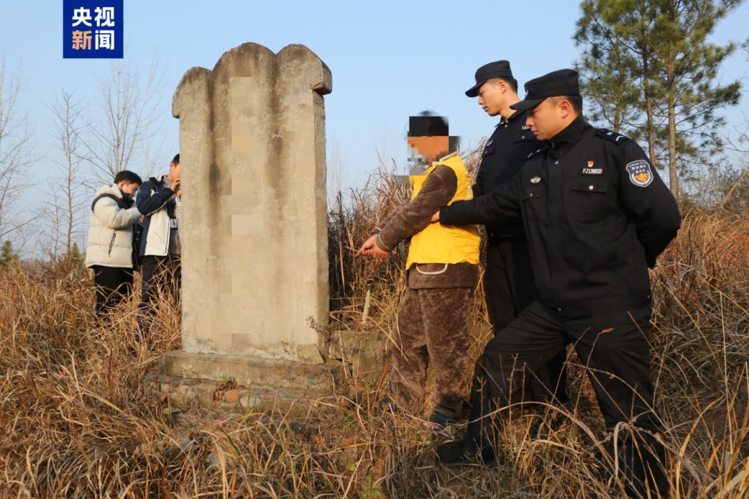 男子凿墙盗走170余万元黄金 赃物竟藏祖坟墓碑后