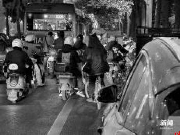 骑车下班路被堵 成都“较真哥”9天举报92次违停