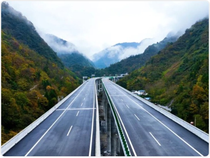 12月25日安康至岚皋（陕渝界）高速公路全线通车