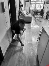 污水倒灌 八旬老人租房住