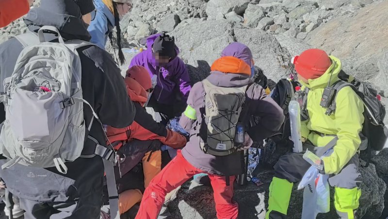 23岁硕士生徒步川西网红野线猝死：事发地系封闭区域 领队称当天来了十几辆大巴