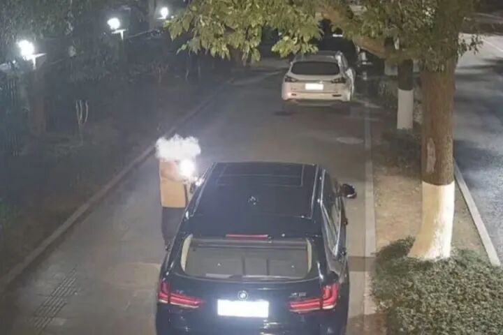 父子俩深夜狂贴涉黄小卡片还相互比拼较劲 结果双双被抓