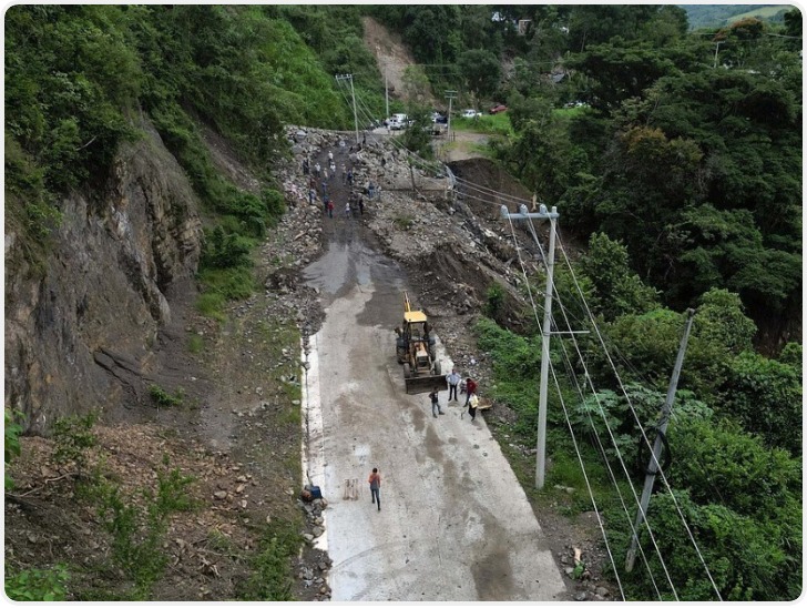 墨西哥发生大客车坠谷事故 致10死32伤