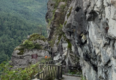 一男子在大理苍山观光步道外疑自缢身亡 官方：正调查处置