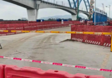 广东江门一施工栈桥发生汽车坠河事件 致一家五口死亡