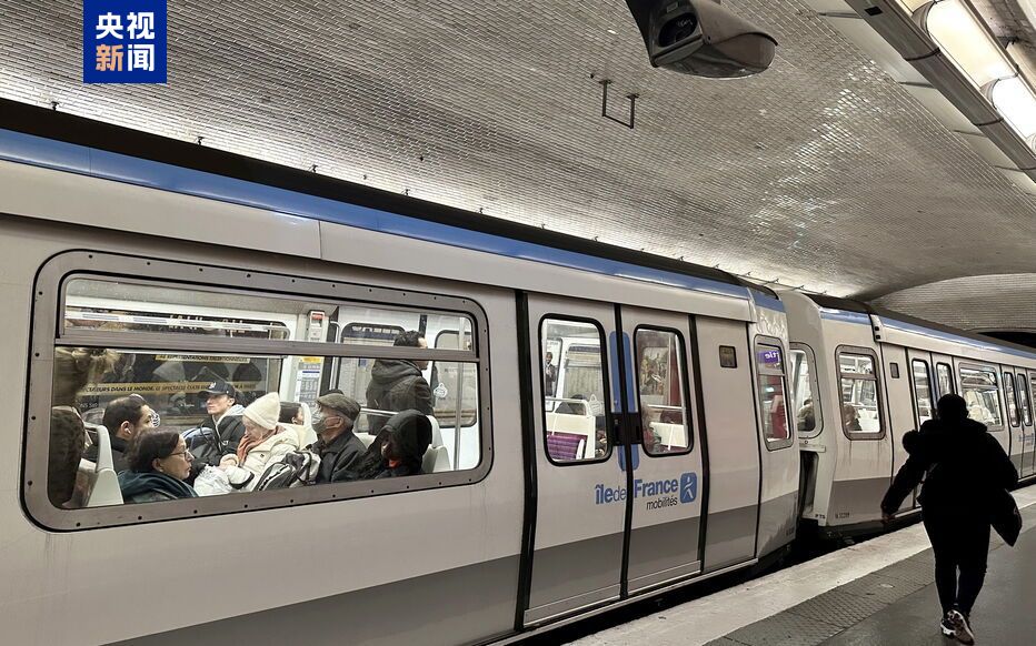 巴黎地铁发生持刀袭击事件 三人受伤