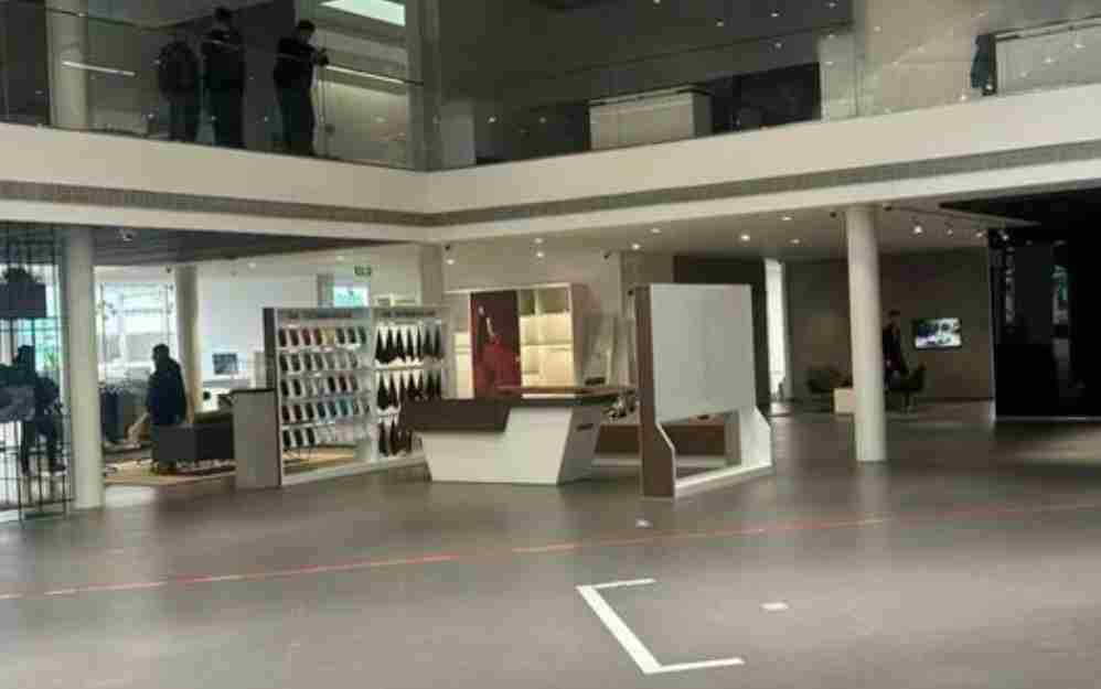 保时捷中心总经理带头连夜搬空车辆 两地三店暂停营业