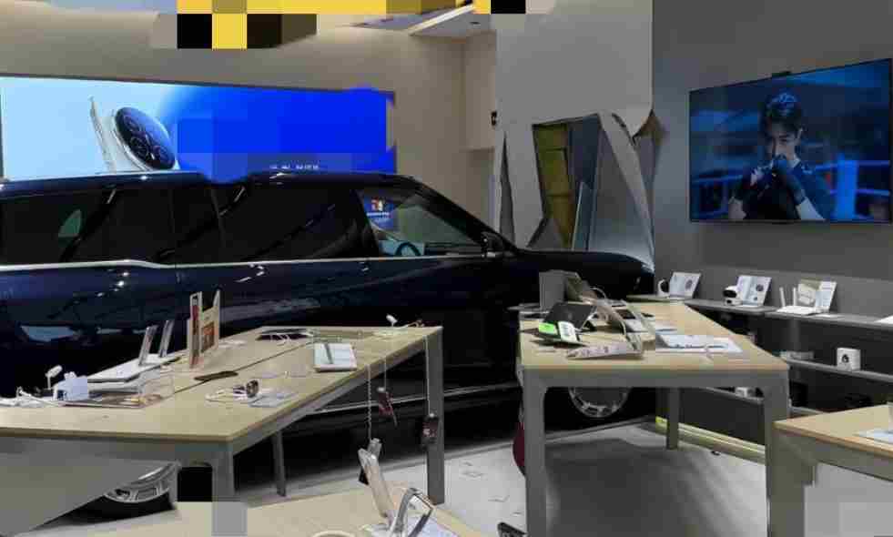商场展车撞入手机店 车企工作人员：小孩误触 无人受伤