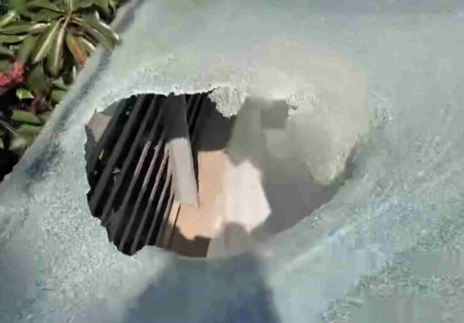 男童爬到小区通风口钢化玻璃上玩耍 踩破玻璃坠入地下车库