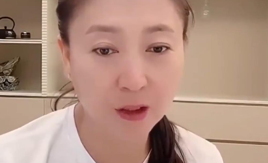 闫学晶称儿子年入仅几十万引争议 明星哭穷为何让人反感