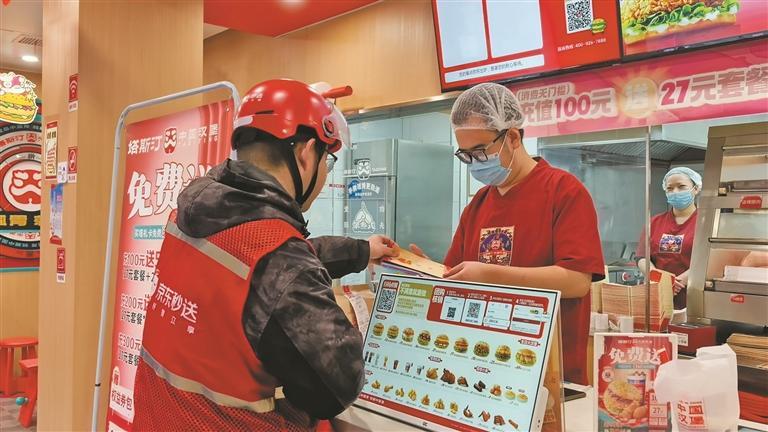 石泉：“普法礼包”随餐配送