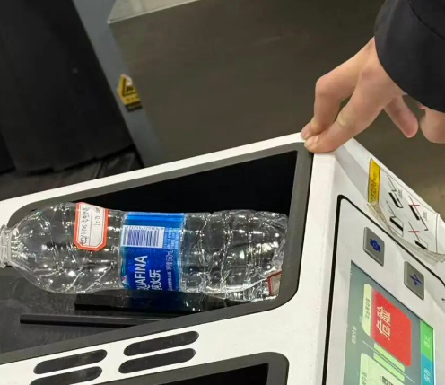 情侣入住南京一酒店 矿泉水瓶有针孔状小孔且漏水 警方介入