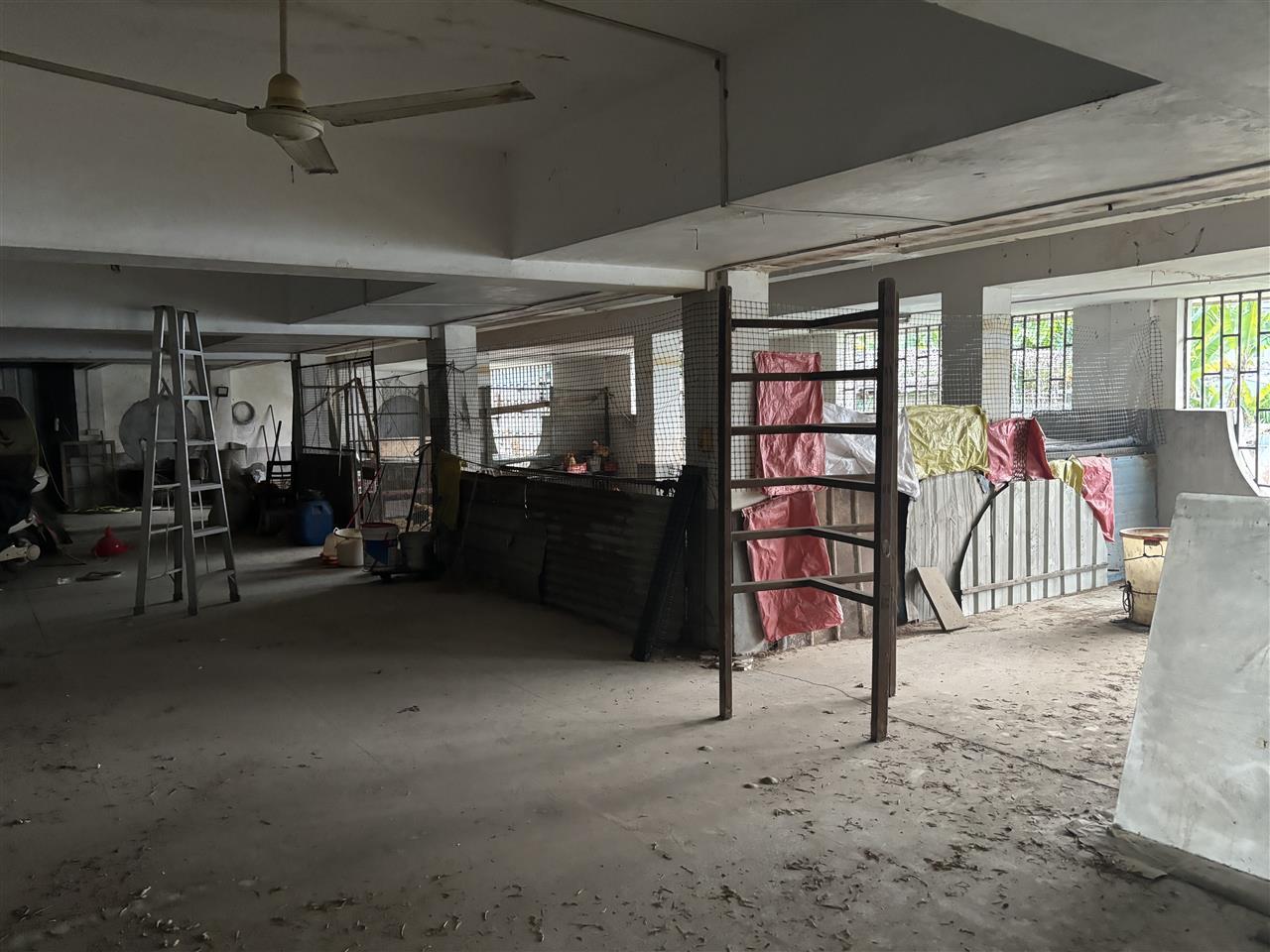 花500万元建的别墅被邻居侵占养鸡鸭 警方介入处理