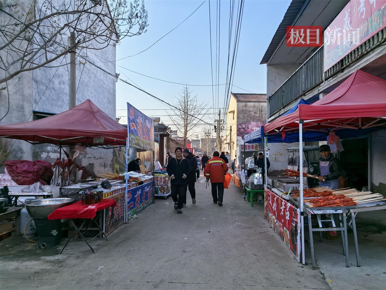 河南巨型“天安门”墙画所在村持续爆火 大批游客抢着跟创作者合影