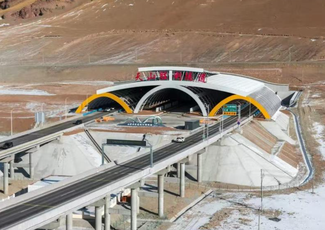 华商头条|世界最长高速公路隧道天山胜利隧道通车！长安大学力量点燃“胜利之光”