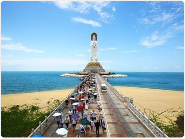 女子未经允许在游客手腕绑戴红绳借机索要费用 三亚文旅通报