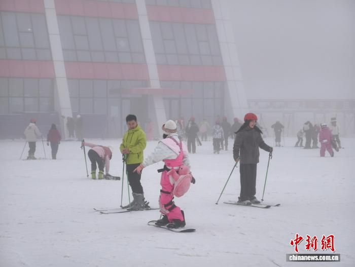 1月1日，陕西一滑雪场内游人正在滑雪。 张婷婷 摄