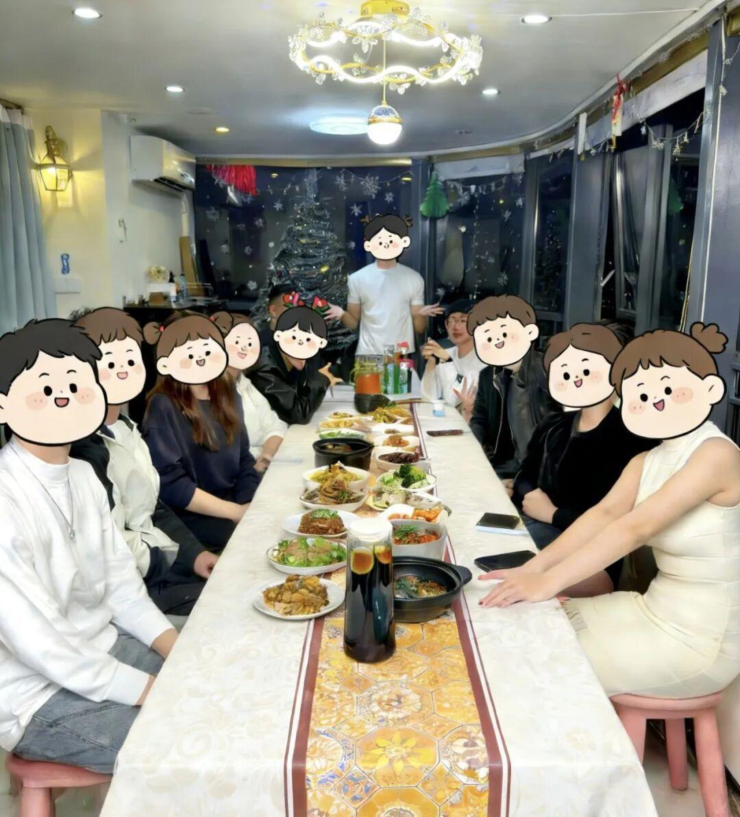 花198元找个饭搭子 年轻人为啥爱上“盲盒饭局”?