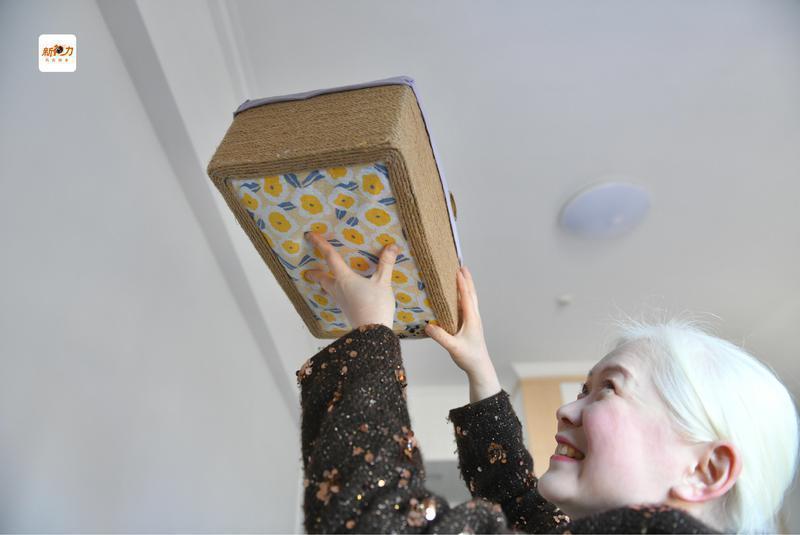 刘吟制作的收纳盒,使用了儿时的秋衣做底衬。