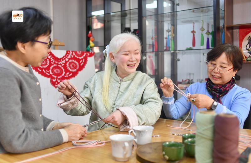 刘吟与工作室的伙伴们一起创作,一起生活,相互帮助。