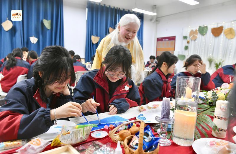 刘吟多年来关注并致力于青少年的教育工作,带领学生在捡拾创作中学会珍惜。