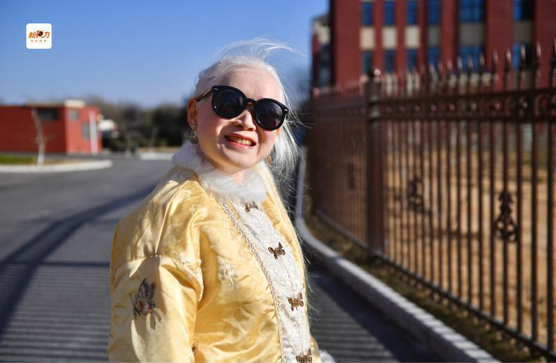由于畏光,刘吟时常需要戴上墨镜出行