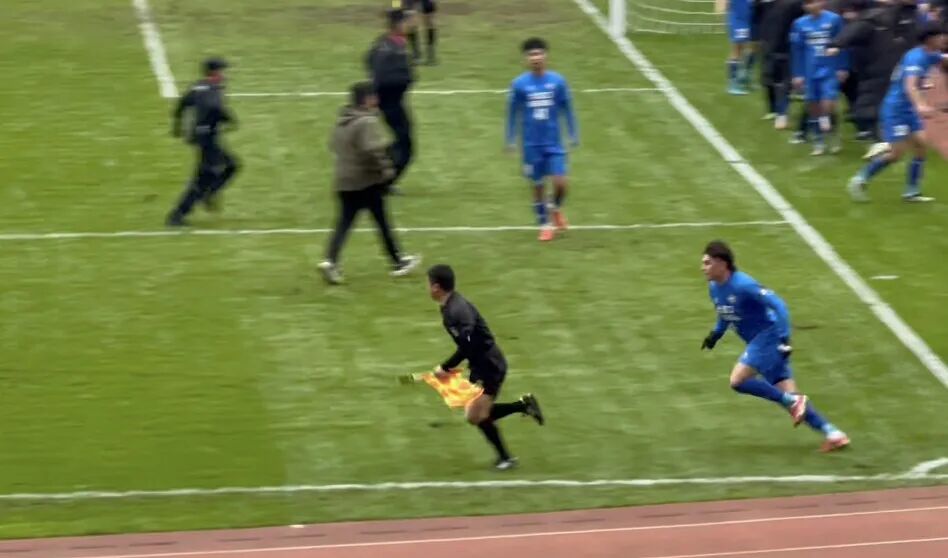 球员冲进场内袭击裁判头部 渝超联赛通报：禁赛5年！