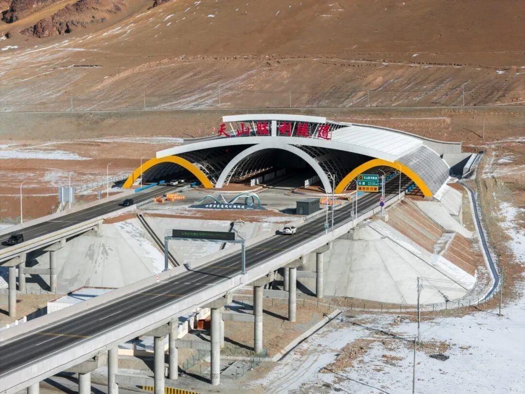 为这条“穿山巨龙”的诞生和运维贡献“长安大学”方案。长安大学供图
