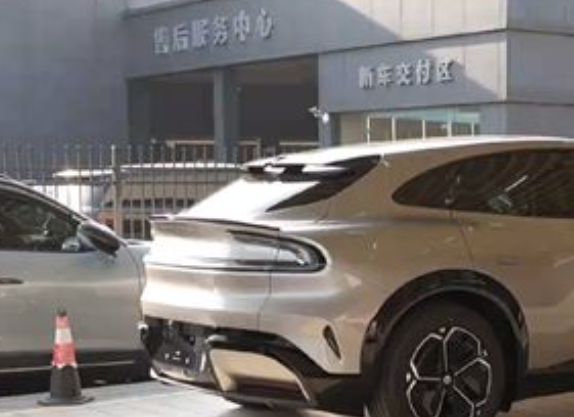 苦等5个月车主提小米YU7时当场傻眼：后备箱无法开启