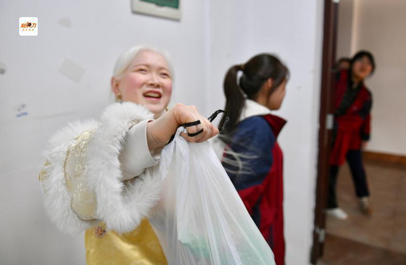 每次上课,刘吟总要花费大量时间为学生准备不一样的美学体验,这次学生自愿带来零食分享给大家,这种来自学生的付出和回应让刘吟非常欣慰。