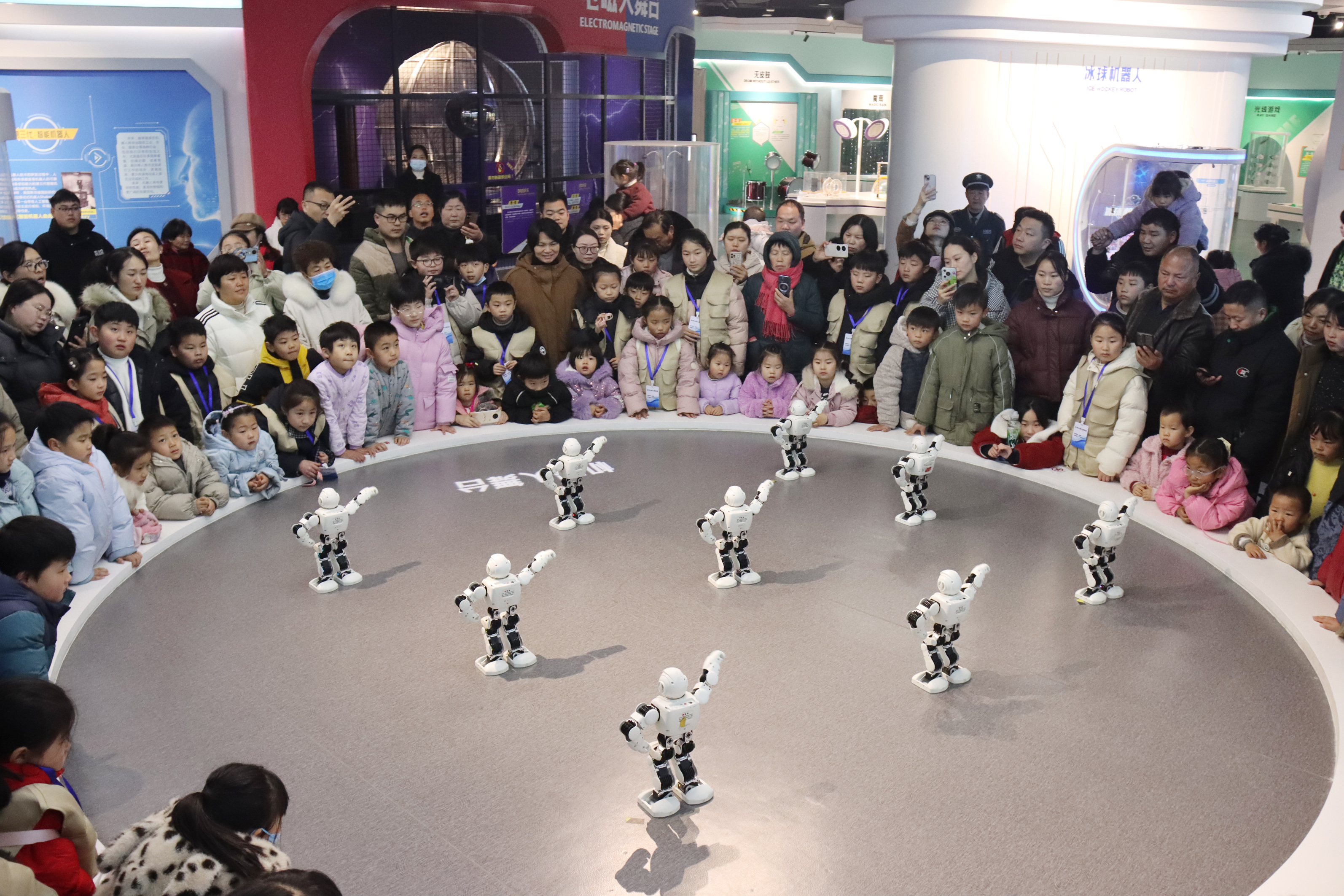 元旦假期科技馆里感受科技魅力