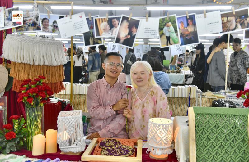 刘吟和先生在西仓市集摆摊时,将自己的爱情故事用明信片的形式分享出来,收获了众多赞许和祝福。