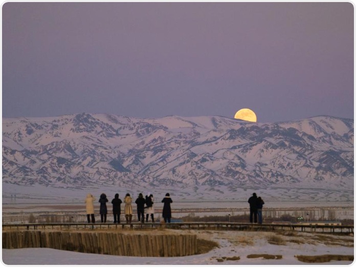 2026“星空剧场”拉开帷幕：超级月亮与流星雨共绘新年“浪漫”夜